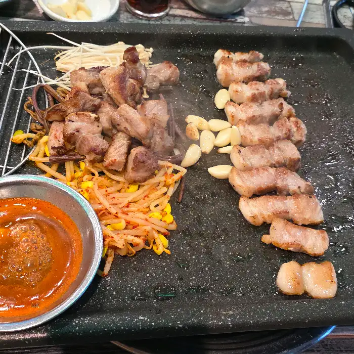 잘 익은 삼겹살과 곁들임 찬