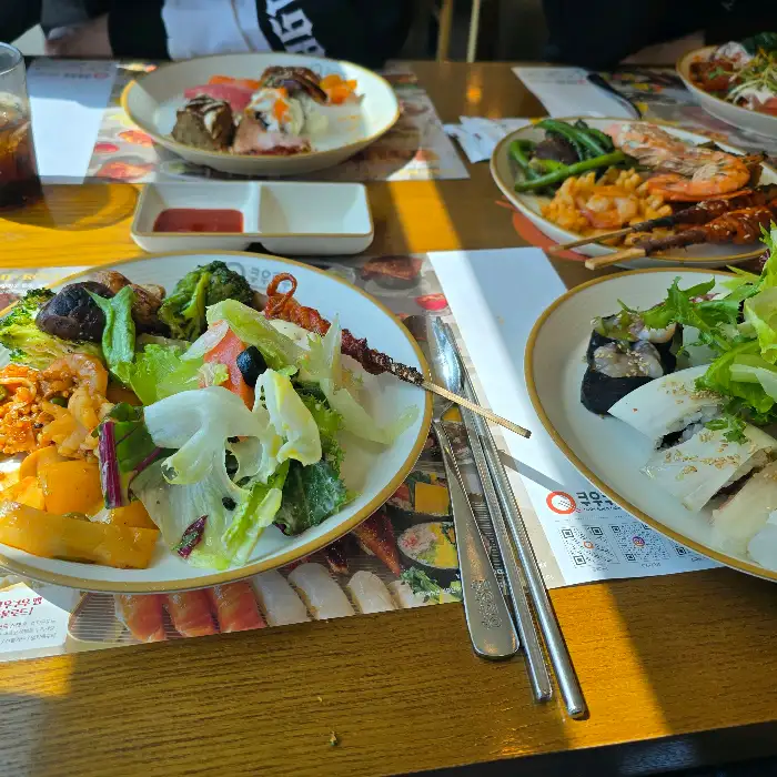 뷔페 음식 플레이트 사진