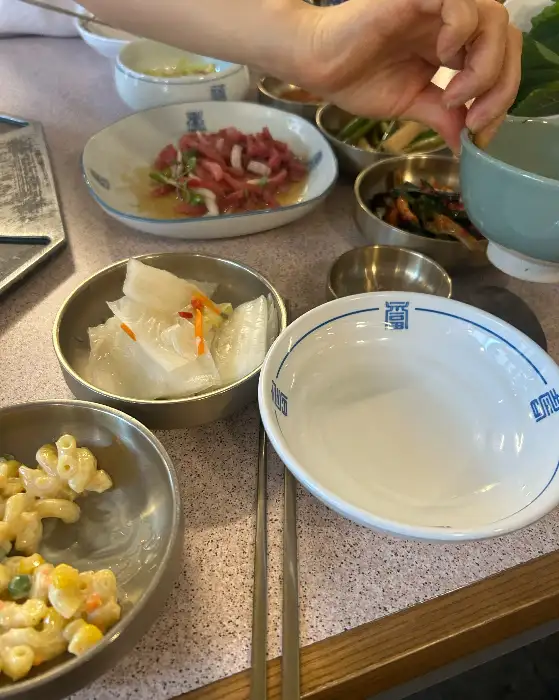 서비스 육회와 김치찌개