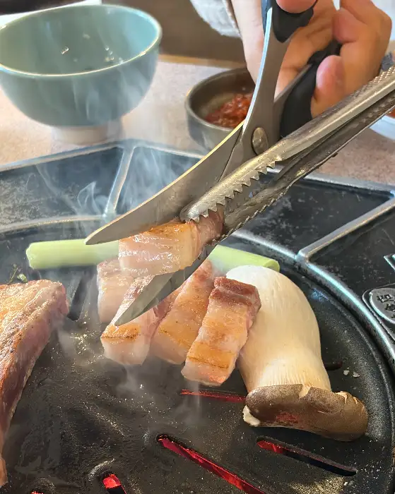 불판 위에서 익어가는 삼겹살
