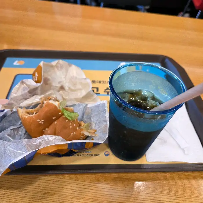 롯데리아 햄버거와 콜라