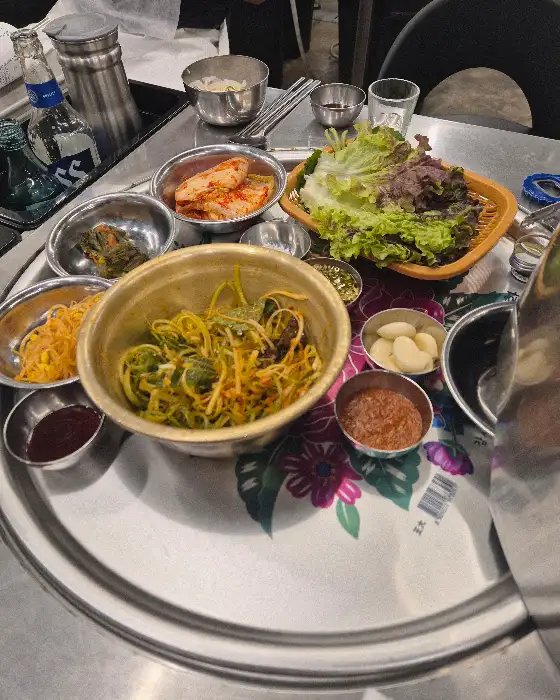 된장찌개와 콩나물무침, 쌈채소 등