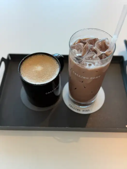 커피와 함께 나온 디저트 사진