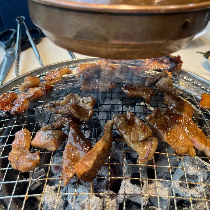 불판 위에 구워지는 갈비