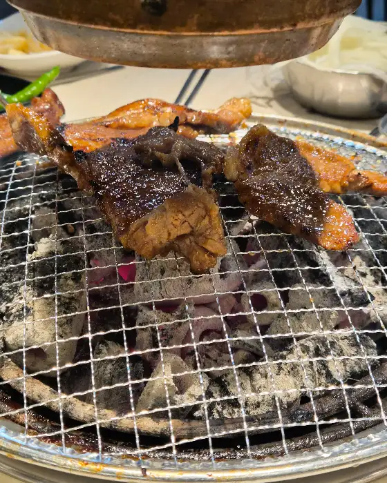 잘 구워진 갈비 모습