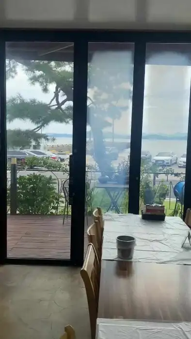 식당 내부 및 바다 전망
