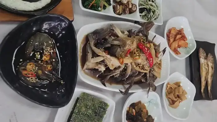 다양한 게장 및 밑반찬