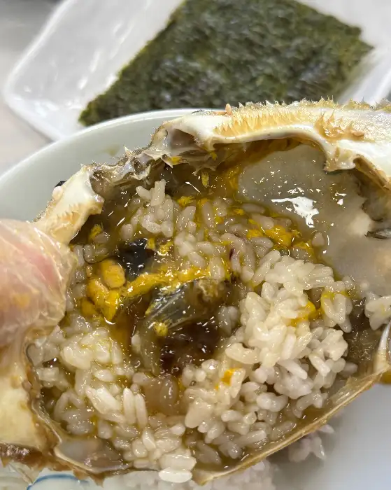 밥과 내장을 비벼 먹는 모습