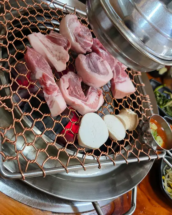 다양한 밑반찬이 차려진 테이블 모습