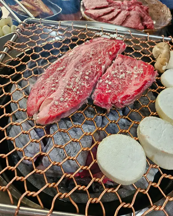 화로에 올려 구워지는 소고기