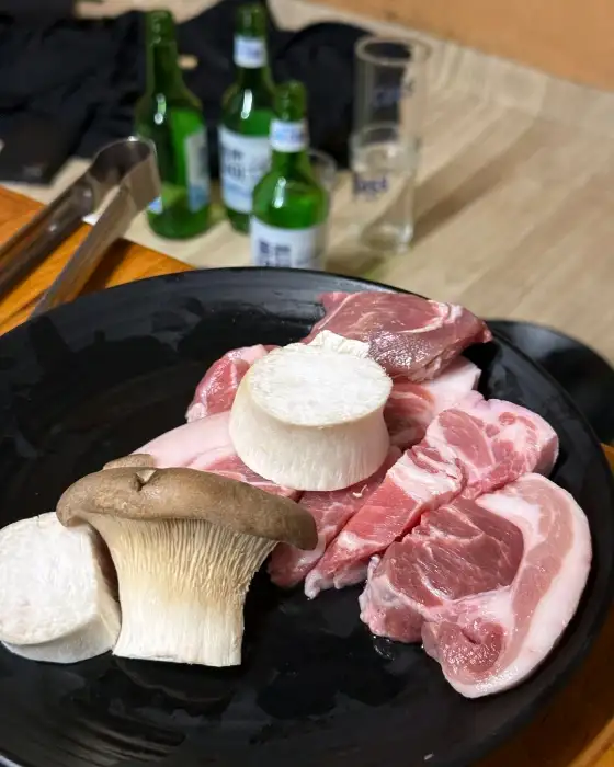 신선한 돼지고기 모듬과 버섯
