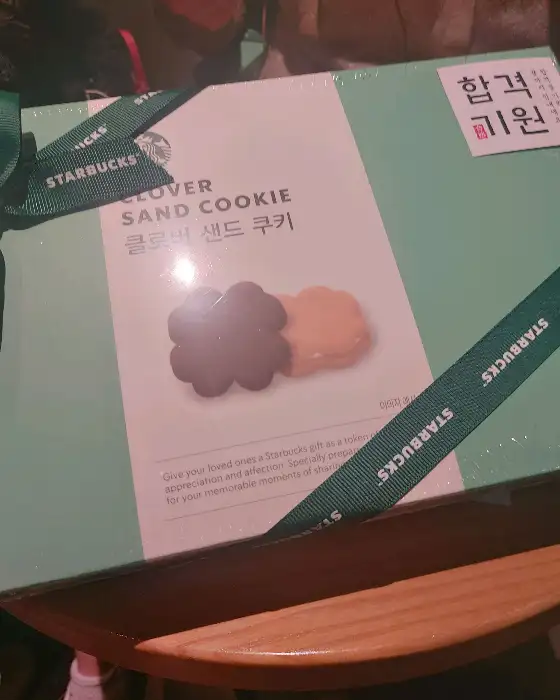 스타벅스 로고가 새겨진 민트색 선물 상자와 리본