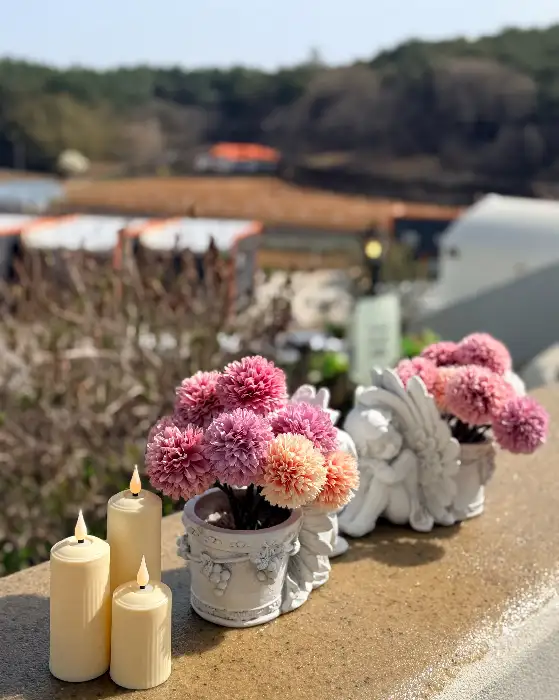 꽃 장식과 촛대