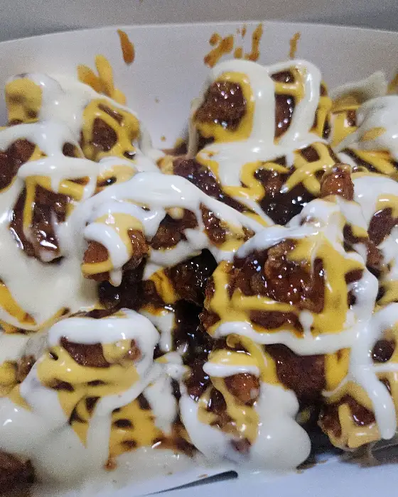 치즈 소스가 뿌려진 치킨 강정