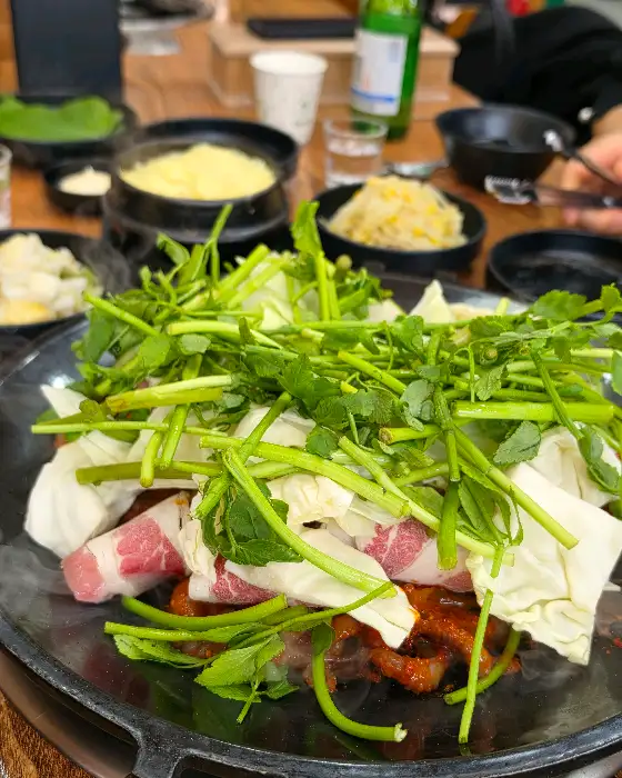 쭈꾸미와 함께 신선한 채소가 듬뿍 담겨 나온 철판 요리