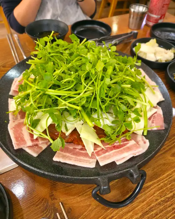 붉은 양념의 쭈꾸미와 삼겹살이 함께 조리되는 모습