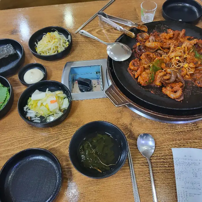 다양한 쌈 채소와 곁들여 먹을 수 있는 쭈꾸미 철판 요리