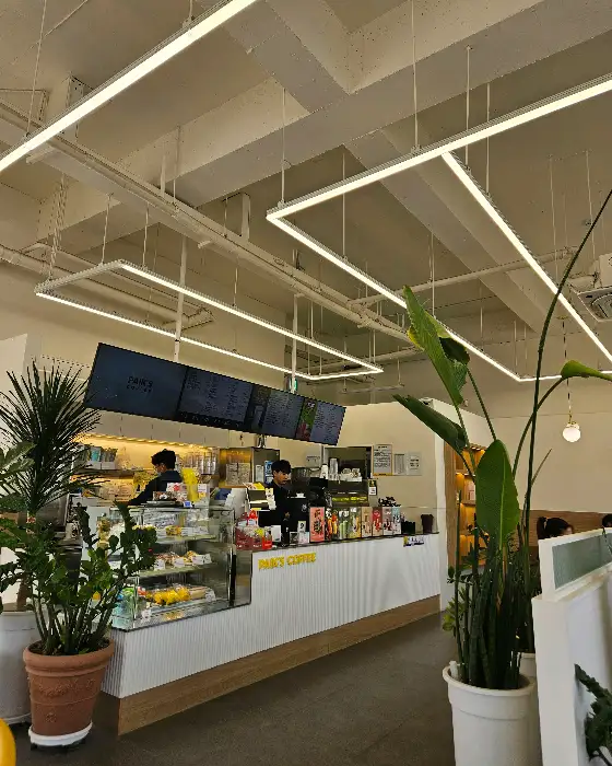 Paik's Coffee 카운터와 진열된 음료들