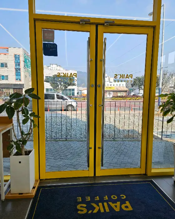 Paik's Coffee 외부 입구와 간판