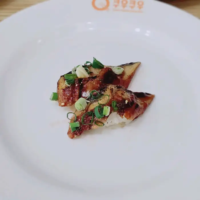 두 조각의 장어 초밥