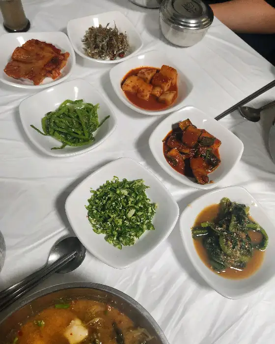 득량식당의 푸짐한 밑반찬