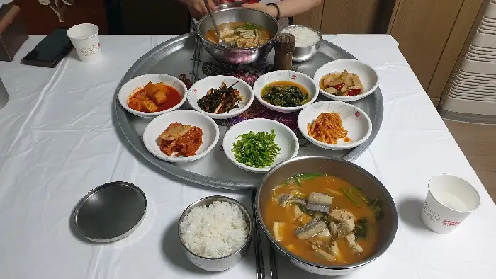 푸짐하게 차려진 득량식당의 상차림