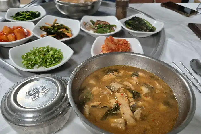 다시 한번 보이는 득량식당의 장어탕과 밑반찬