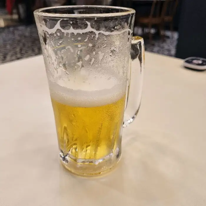 맥주잔에 담긴 시원한 맥주