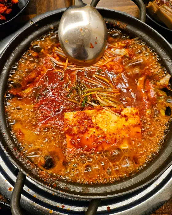 끓고 있는 찌개 속의 두부와 재료들