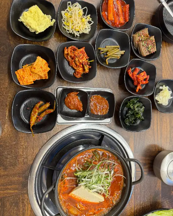 다양한 밑반찬이 놓여 있는 테이블