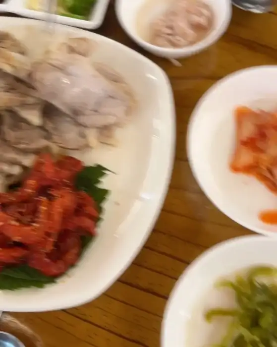 한 접시에 푸짐하게 담긴 수육이 보입니다.