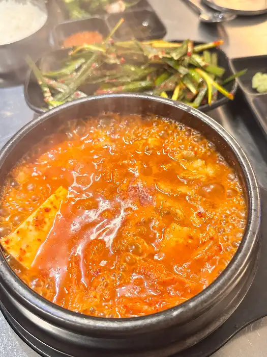 뜨겁게 끓고 있는 청국장