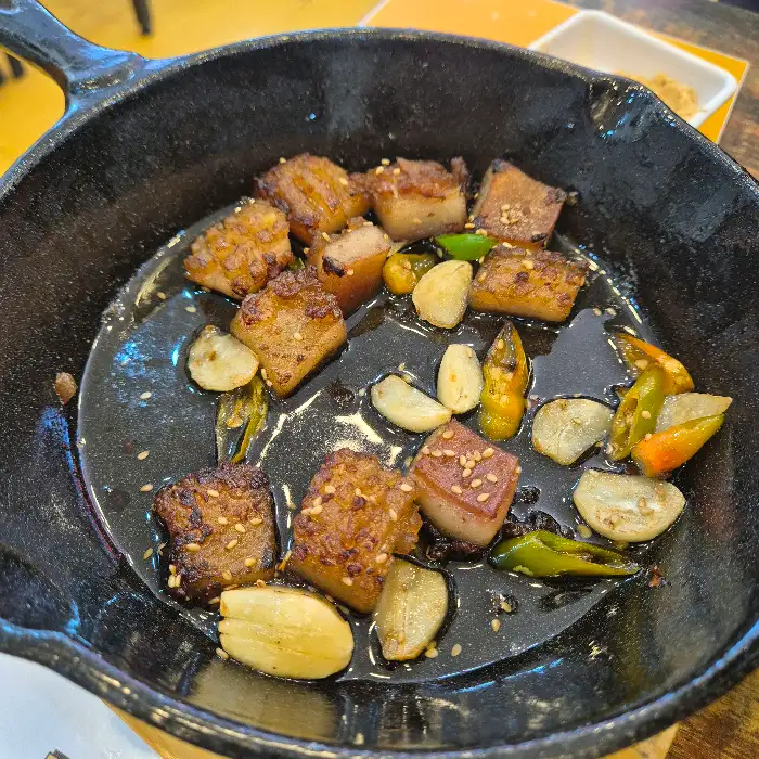 앞접시에 덜어낸 순대국밥, 큼직한 순대와 고기가 먹음직스럽게 보입니다.
