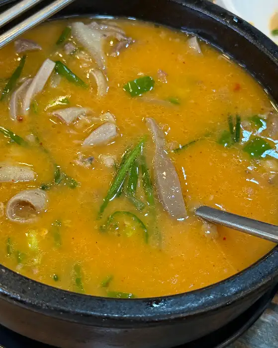 고기가 썰어져 나온 접시, 두툼한 수육이 먹음직스럽습니다.