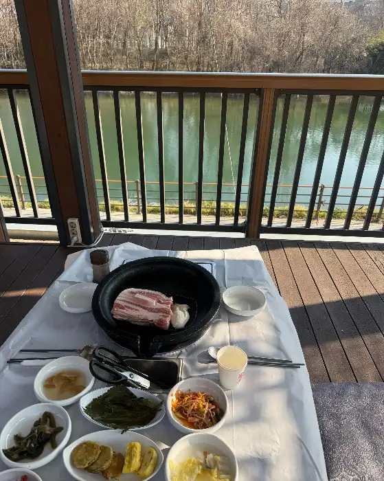 석쇠에 구워지고 있는 삼겹살