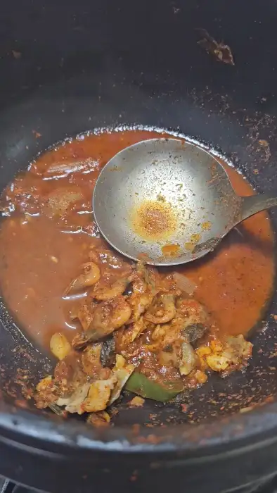 매운탕 국물을 뜨는 모습