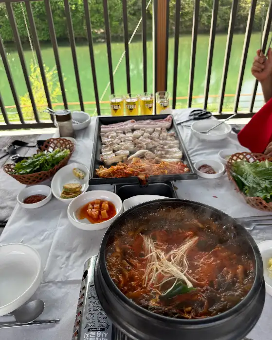 철판 위에 구워지는 삼겹살과 곁들임 메뉴