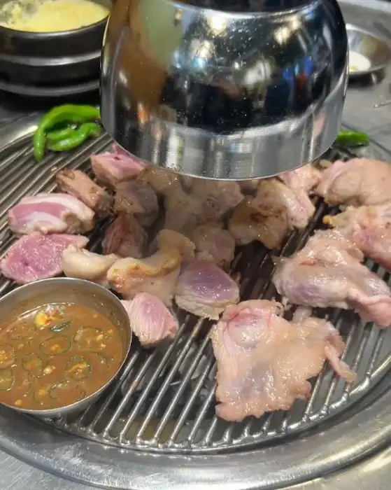 숯불 위에 올라간 고기와 멜젓
