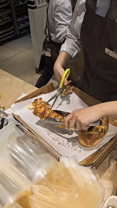 다양한 빵들이 진열된 모습
