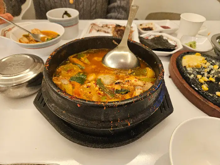 갓 썰어 나온 듯 신선한 활어회와 곁들임 음식들