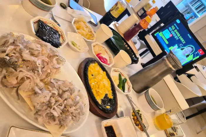 다양한 곁들임 메뉴와 술