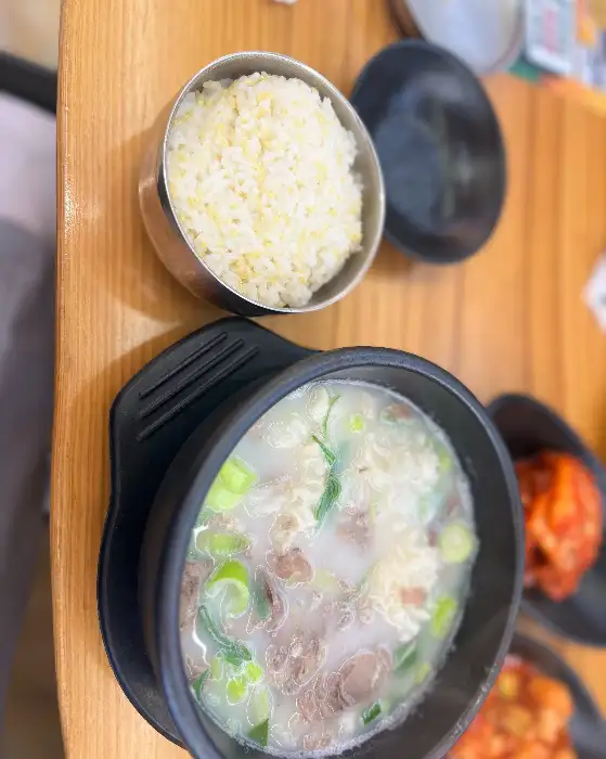 뽀얗게 우러난 곰탕과 밥