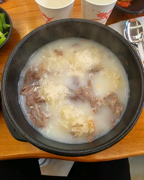 곰탕 속 푸짐한 고기와 국물