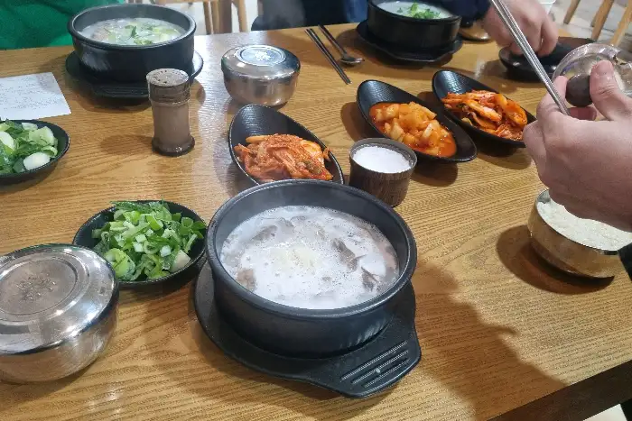 테이블 위에 놓인 여러 음식들, 곰탕, 막국수, 육전 등