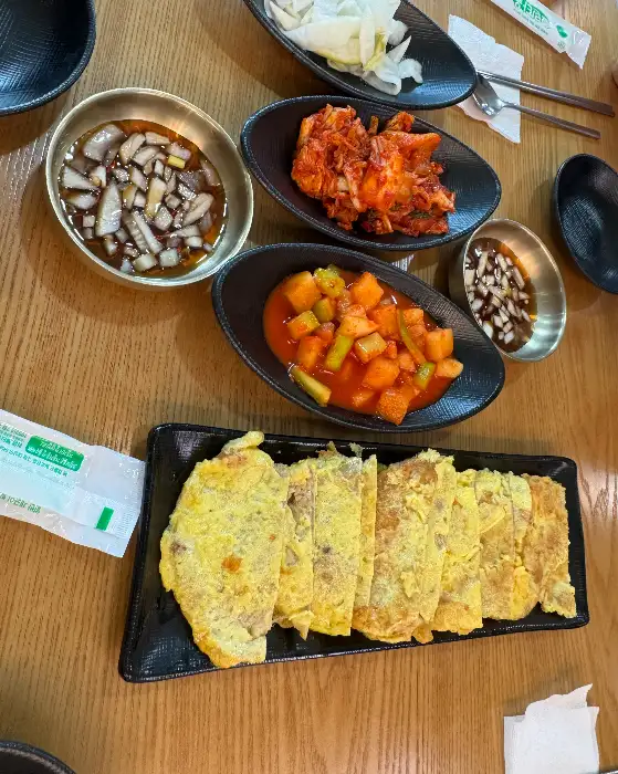 먹음직스러운 육전과 곁들임 반찬들