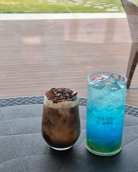 푸른색 음료와 초코 음료