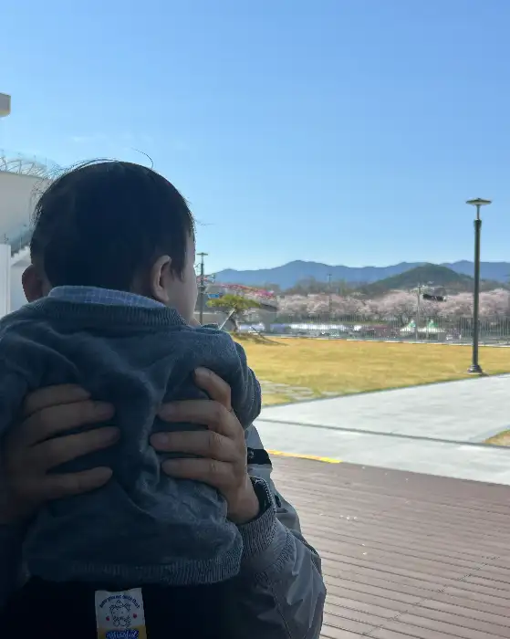 아이를 안고 풍경을 보는 모습
