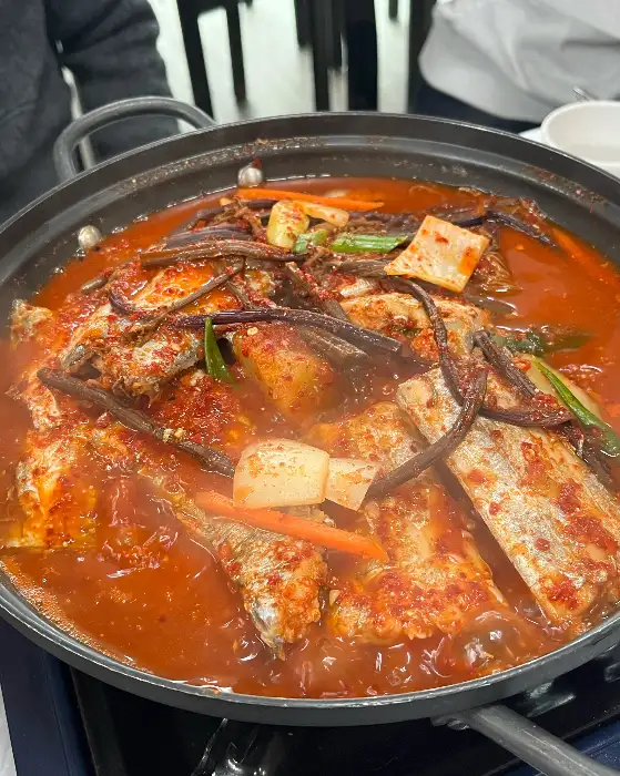 갈치 조림 냄비와 함께 등장한 갈치 구이