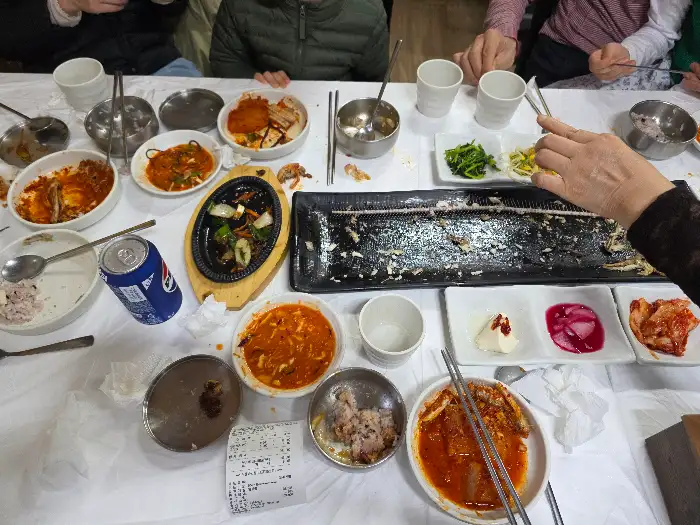 테이블 위에 차려진 푸짐한 한 상 차림