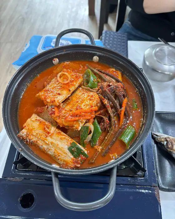 갈치 조림 냄비의 클로즈업 샷